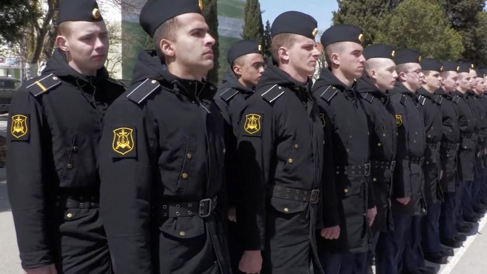Ruslands forsvarsministerium delte lørdag en video af et formodet møde mellem besætningen fra det sunkne krigsskib "Moskva" og lederen af den russiske flåde. Mødet fandt angiveligt sted i Sevastopol på Krim-halvøen. <i>Russian Defence Ministry/Reuters</i>