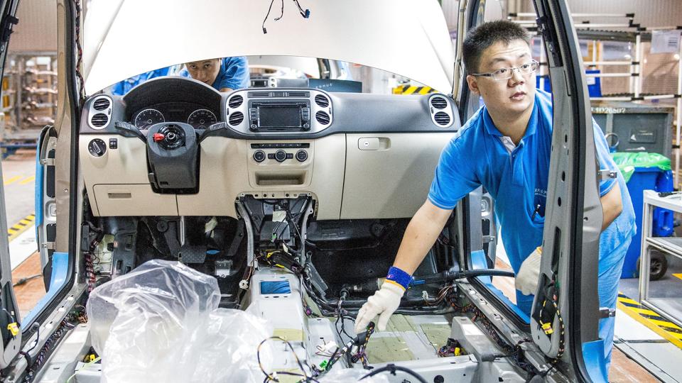 På grund af coronarestriktioner har store arbejdspladser som Volkswagens fabrik i Shanghai midlertidigt stået stille. Mandag advarer Kinas statistikbureau om, at landets økonomiske vækst står over for flere udfordringer. (Arkivfoto). <i>Ole Spata/Ritzau Scanpix</i>