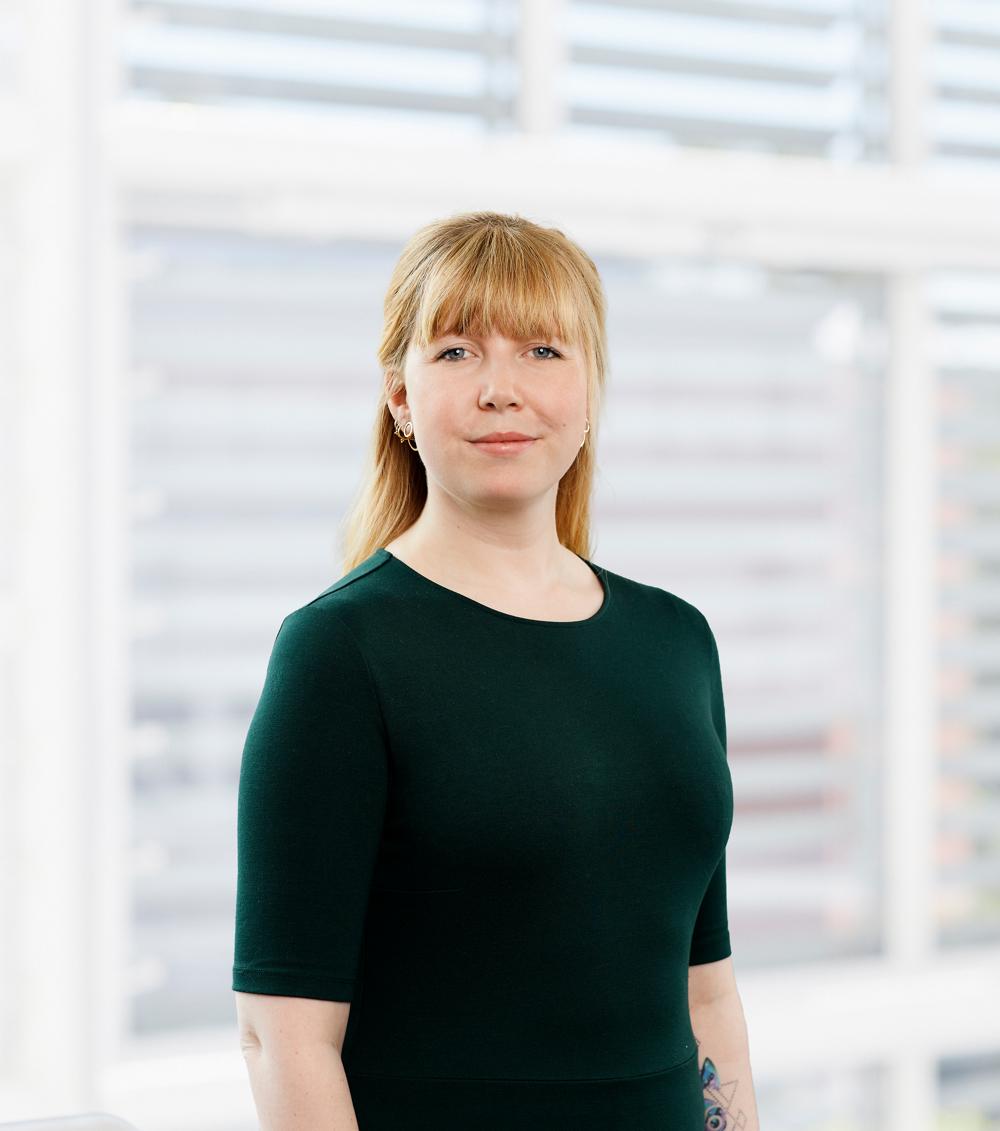 Nogle kunne måske fristes til at dele optagelser af formodede tyve på de sociale medier i et forsøg på at stoppe kriminaliteten. Men det er et lovbrud at dele personoplysninger på den måde, og du kan ende med at få en retssag på halsen, siger Sille Sloth, Data Protection Manager Sille Sloth hos Visma DataLøn. Nogle kunne måske fristes til at dele optagelser af formodede tyve på de sociale medier i et forsøg på at stoppe kriminaliteten. Men det er et lovbrud at dele personoplysninger på den måde, og du kan ende med at få en retssag på halsen, siger Sille Sloth, Data Protection Manager Sille Sloth hos Visma DataLøn.