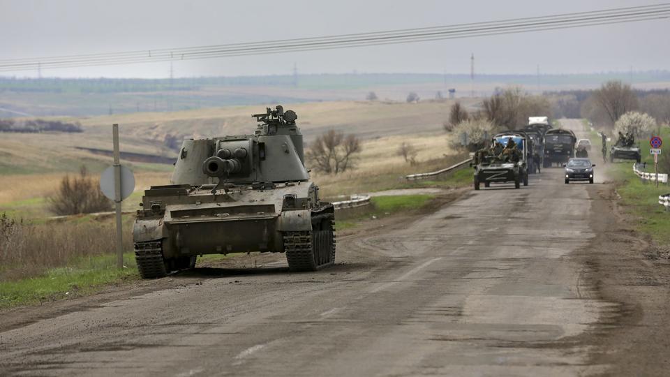 En russisk kampvogn ses på en vej kontrolleret af prorussiske separatister nær byen Mariupol i det sydøstlige Ukraine. <i>Alexei Alexandrov/Ritzau Scanpix</i>