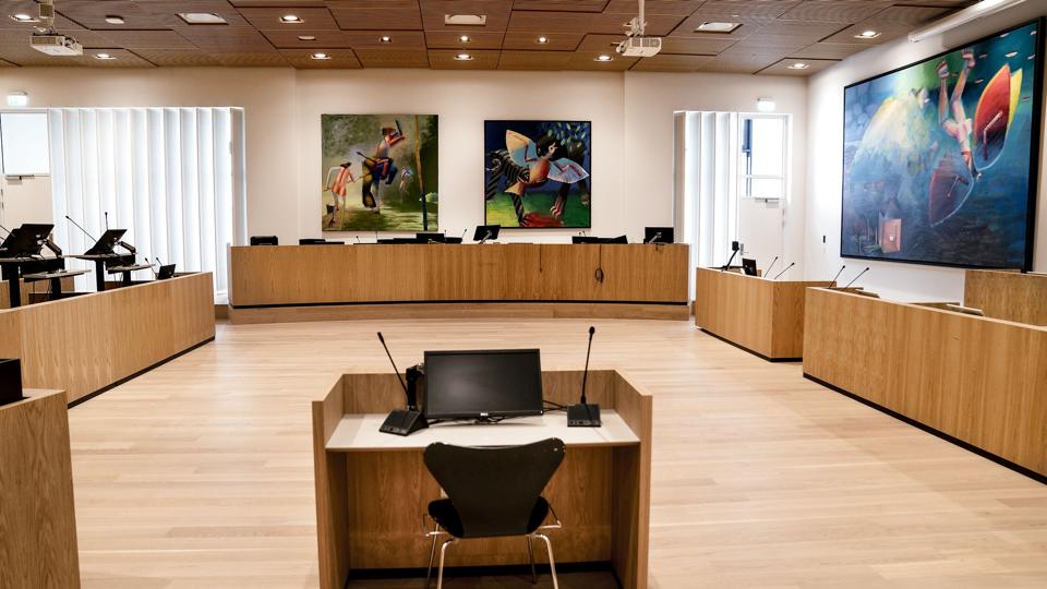Tre dommere i Østre Landsret overvejer, om der er grundlag for at holde 49-årig kvinde varetægtsfængslet i en sag om påstået hvidvask af 32 milliarder kroner. (Arkivfoto) <i>Liselotte Sabroe/Ritzau Scanpix</i>