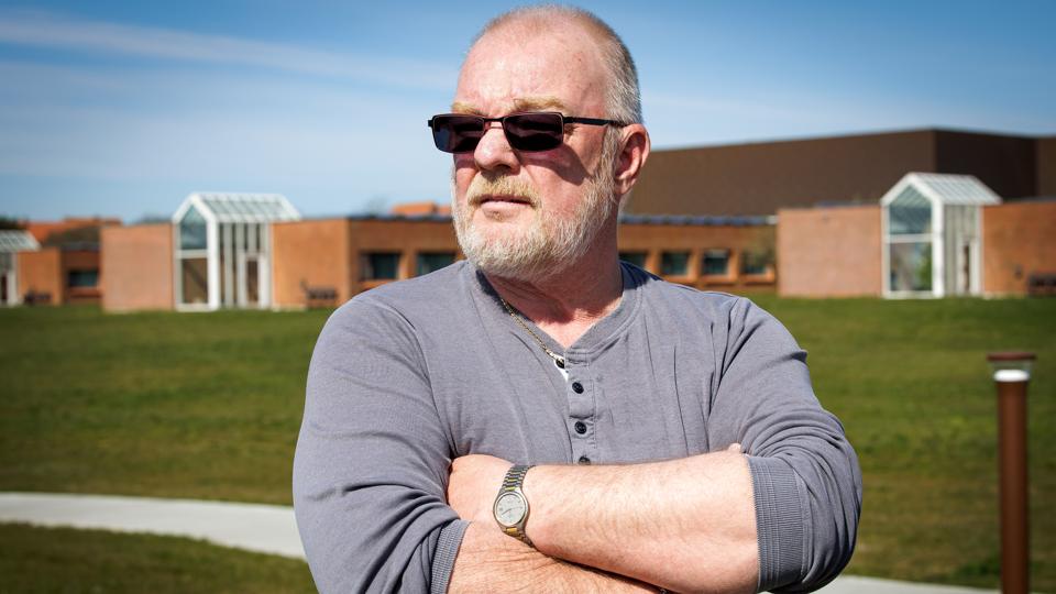 Ejendomsforvalter Lars Larsen blev hældt ud af Morsø Kommune efter 15 år. Han følte sig presset til at underskrive en frivillig fratrædelsesaftale med kommunen, men da han efterfølgende skrev til håndværksmestrene, som han normalt forhandlede priser og opgaver med, inddrog kommunen hans fratrædelsesløn og bortviste ham. Håndværkerne ville gerne have beholdt ham som modpart og kontakt. <i>Arkivfoto: Bo Lehm</i>
