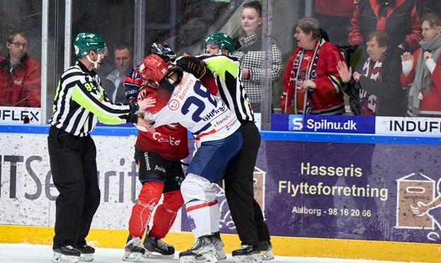Aalborg Pirates vandt den vigtigste slåskamp på isen tirsdag aften på hjemmebanen. <i>Foto: Henrik Bo</i>