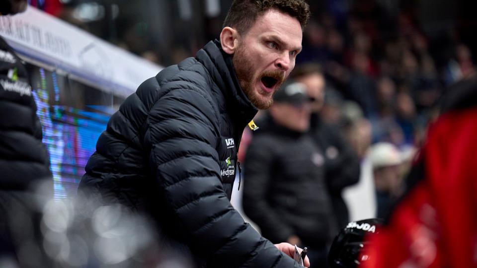 Cheftræner Garth Murray kunne se Aalborg Pirates dominere Esbjerg igennem tre perioder af tirsdagens testkamp. <i>Arkivfoto: Henrik Bo</i>