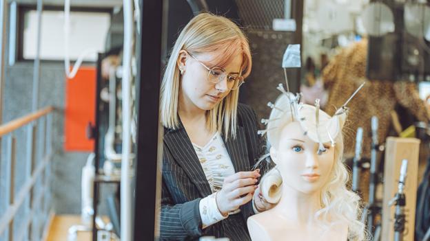 Frisør-eleverne Nikita Caroline Kristensen (billedet) og Ann-Louise Juul Andersen lærer en masse ved at være tilmeldt en konkurrence. <i>Foto: Techcollege</i>