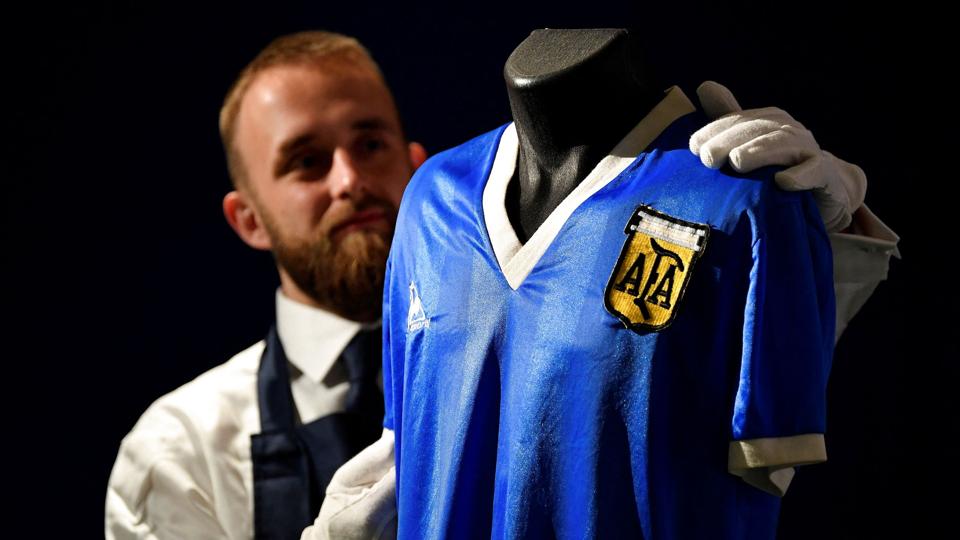 Her ses den argentinske landsholdstrøje, som Diego Maradona bar under fodbold-VM i 1986. Den vurderes at kunne sælges for op imod 54 millioner kroner. <i>Toby Melville/Reuters</i>