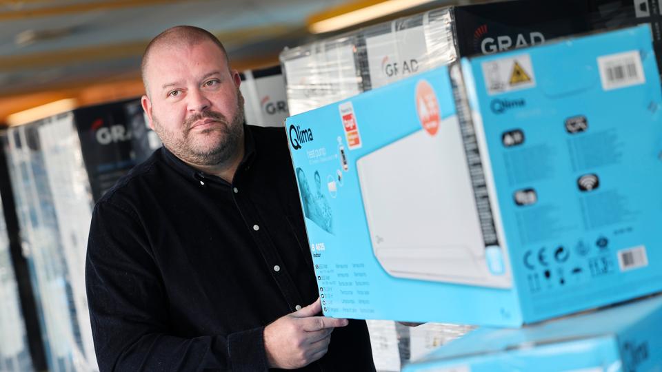 En nordjysk virksomhed, som forhandler varmepumper, forventer stort boom i sit salg på grund af regeringens udspil om udfasning af fossile brændstoffer som varmekilde. <i>Foto: Claus Søndberg</i>