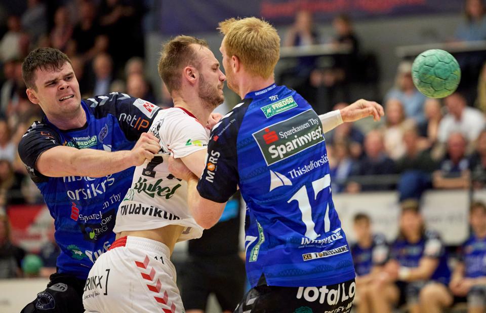 Lukas Sandell er en af flere Aalborg-spillere, der sidder udenfor i søndagens opgør mod Mors-Thy Håndbold. <i>Arkivfoto: Henrik Bo</i>