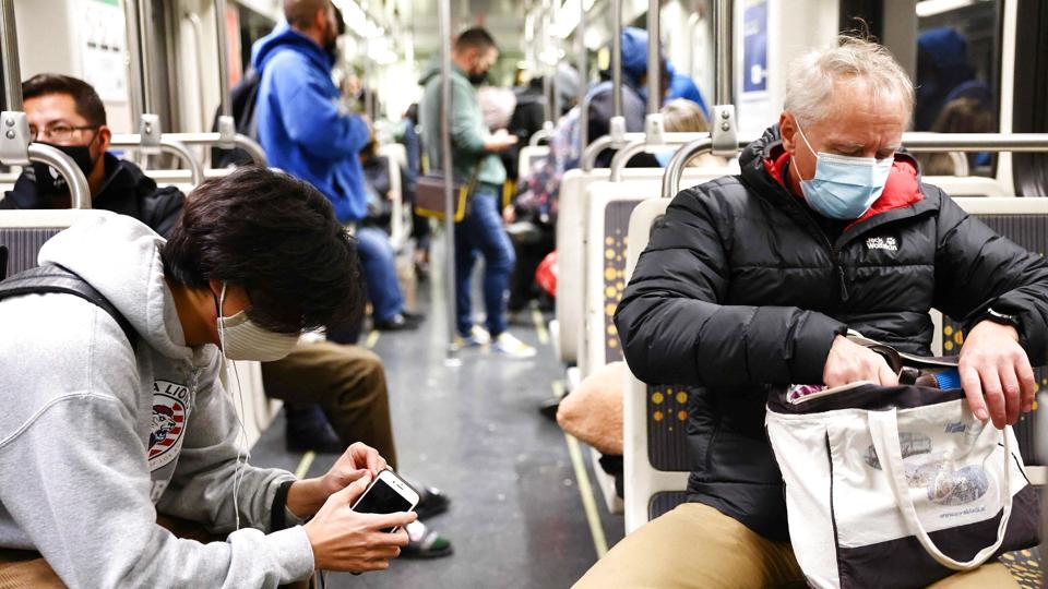 En dommer vurderede mandag, at kravet om mundbind i offentlig transport i USA var ulovligt. Den beslutning bestrider den amerikanske regering nu med en ankesag. (Arkivfoto). <i>Mario Tama/Ritzau Scanpix</i>