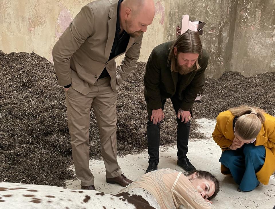 Kulturminister Ane Halsboe-Jørgensen på knæ for Uffe Isolottos kunstinstallation, til venstre for ministeren, kunstneren selv og yderst til venstre kurator Jacob Lillemose <i>Privatfoto</i>