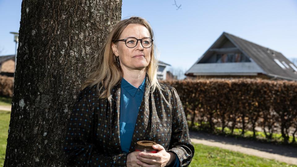 Louise Rams har skrevet en bog om sin opvækst i Tårs. Og om nogle svære familieforhold. Blandt andet fortæller hun om moderens utroskab. Her er hun fotograferet i anlægget, der ligger umiddelbart bag barndomshjemmet. <i>Foto: Claus Søndberg</i>