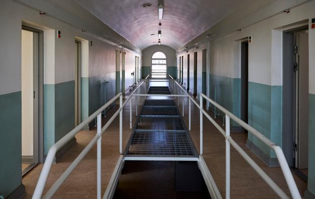 Huset står som det blev forladt, og det bliver ikke istandsat det første år, så man kan stadig se celler, tremmer og opslagstavler, som indsatte har skrevet på. <i>Foto: Henrik Bo</i>