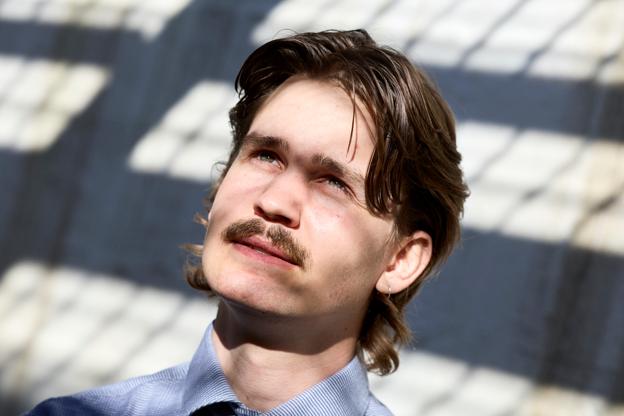 Mikkel Eskesen har sammen med de øvrige arrangører i foreningen Under Kniven stået bag undergrundskoncerter i Hjørring siden 2019. <i>Foto: Henrik Bo</i>