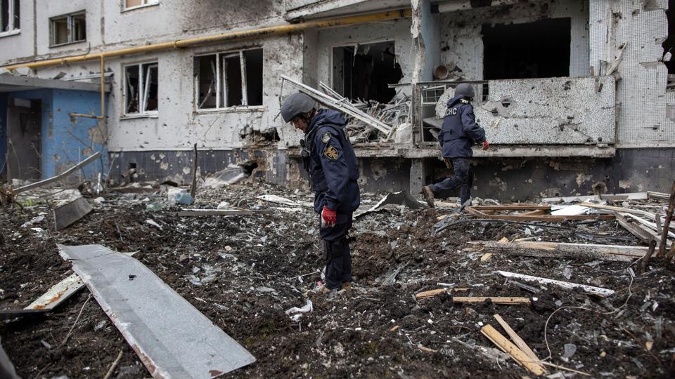 I Ukraine har man løbende været i gang med at rydde boligområder for miner, siden krigen brød ud den 24. februar. (Arkivfoto) <i>Alkis Konstantinidis/Reuters</i>