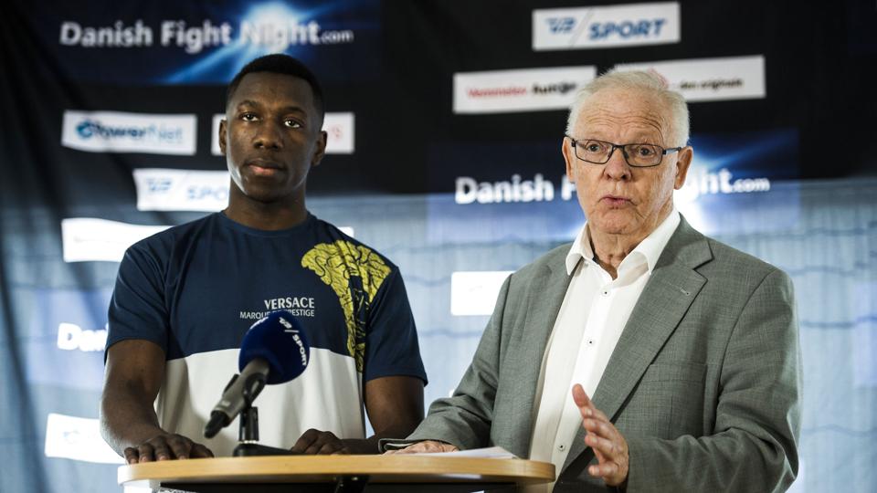 Enock Poulsen (tv.) blev europamester ved Mogens Palles (th.) sidste stævne som boksepromotor (Arkivfoto). <i>Ólafur Steinar Gestsson/Ritzau Scanpix</i>