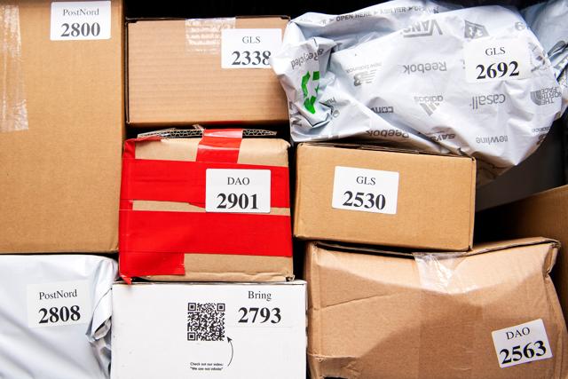 Mange pakkeshops samarbejder med flere forskellige pakkefirmaer - og det betyder, at der kommer rigtig mange pakker hver dag.