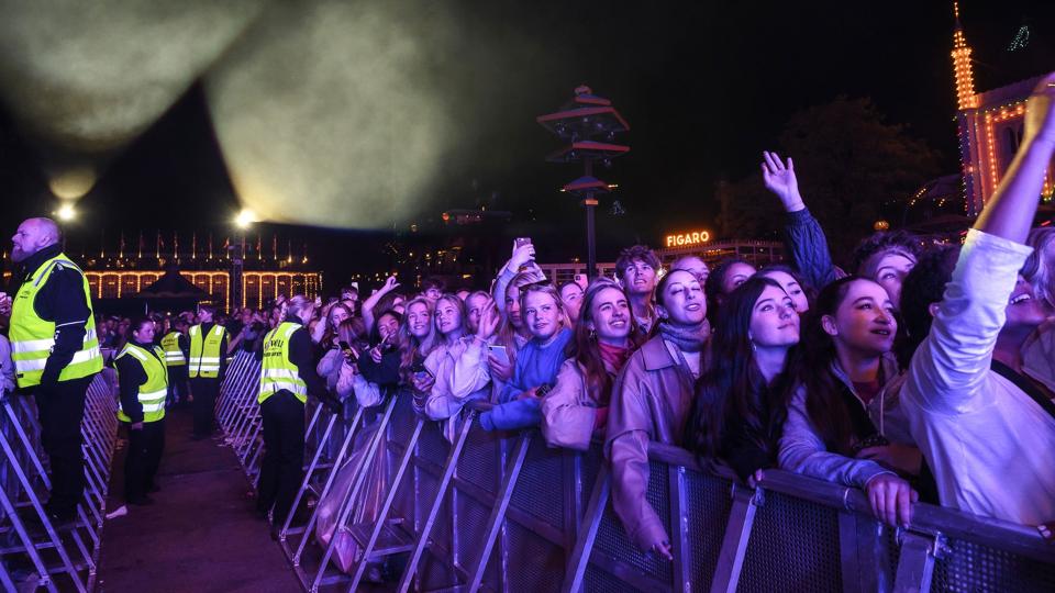 Mange gik fredag forgæves, da de ville i Tivoli og se Artigeardit og Andreas Odbjerg til Fredagsrock. Nu overvejer Tivoli en form for bookingsystem til de mest populære koncerter, lyder det efter et hasteindkaldt ekstraordinært møde i ledelsen lørdag formiddag. (Arkivfoto). <i>Torben Christensen/Ritzau Scanpix</i>