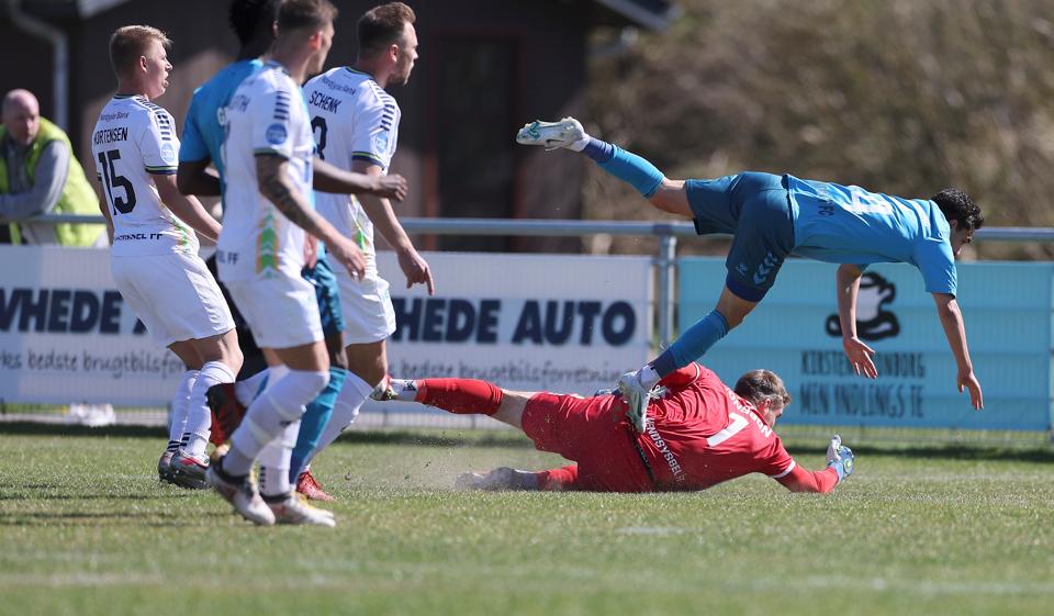 Jammerbugt FC og Vendsyssel FF mødtes lørdag i nedrykningsspillet i Nordicbet Ligaen. Omar Natami scorer her til 1-0 i kampen mellem Jammerbugt FC og Vendsyssel FF. <i>Foto: Bente Poder</i>