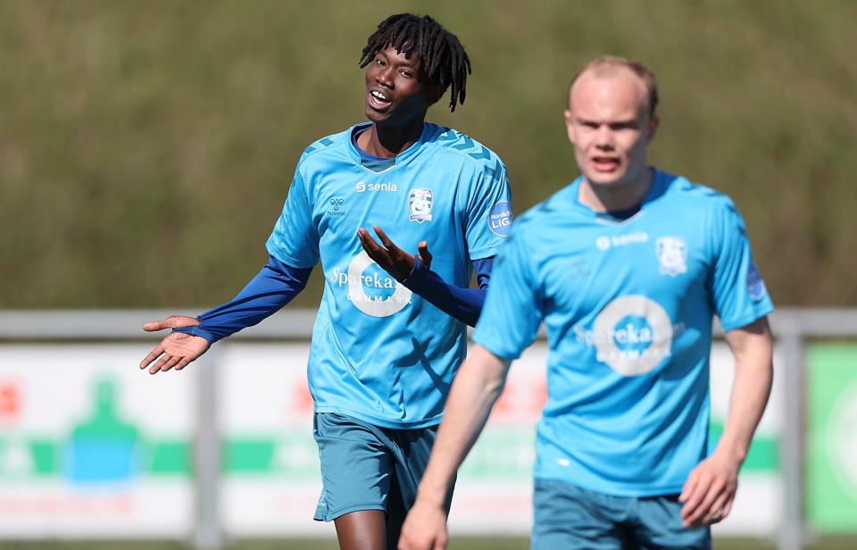 Ismael Sibidé blev skurken mod HB Køge, da han fik en direkte udvisning efter en sen tackling. Der var dog ikke mange på Jammerbugt-mandskabet, som forstod den hårde straf fra dommer Nils Heer. <i>Arkivfoto: Bente Poder</i>