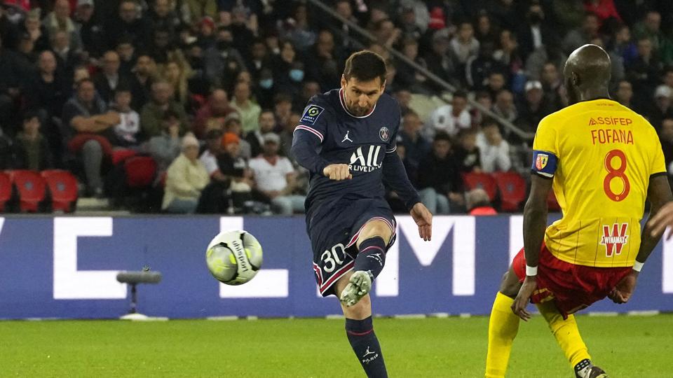 Lionel Messi sparkede til bolden lidt uden for feltet og bragte PSG foran 1-0 i den franske liga hjemme mod Lens. <i>Michel Euler/Ritzau Scanpix</i>