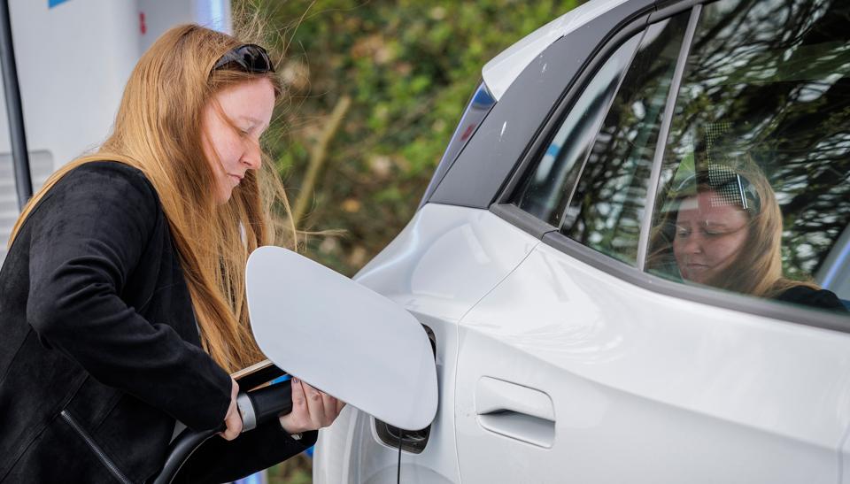 Det kan blive rigtig dyrt at oplade bilen, hvis man ikke ser sig for. <i>Foto: Martin Damgård</i>