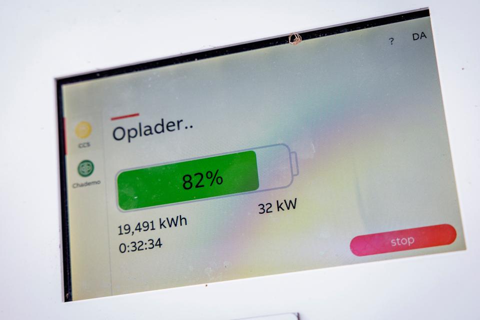 By- og landskabsforvaltningen ville gerne have afsat penge til flere offentligt tilgængelige ladestandere i Aalborg i 2023, men sådan er det ikke blevet. <i>Arkivfoto: Martin Damgård</i>