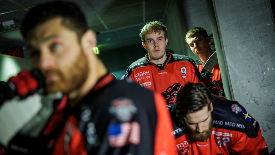 Jonas Jakobsen ses her i spillergangen inden en af DM-finalerne for Aalborg Pirates. Nu sætter han kursen mod nord. <i>Arkivfoto: Martin Damgård</i>