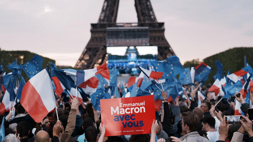 Der er søndag aften jubel nær Eiffeltårnet i Paris, hvor tilhængere af Emmanuel Macron er samlet. <i>Thibault Camus/Ritzau Scanpix</i>