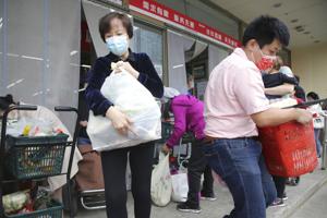 Beijings borgere tømmer butikker af frygt for nedlukning
