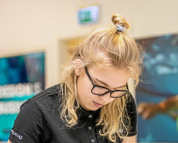 Freja har en helt særlig og meget vigtig egenskab, som hendes fire kollegaer hos Egotag er utroligt glade for - hun er en ørn til at stave.Foto: René Stoklund - Stoklund Medieproduktion <i>René Stoklund</i>