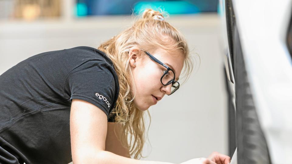 Allerede som 13-årig startede Freja hos Egotag Skilte & Reklame i Hjørring, dog i første omgang som rengøringshjælp i nogle timer hver uge. Det gav hende smag for faget. <i>Foto: René Stoklund - Stoklund Medieproduktion</i>