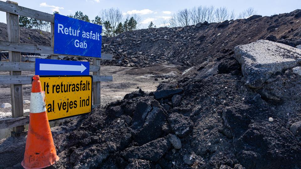 Det er oplagene af genbrugsasfalt tæt på naboerne, der forårsager støvgener. <i>Foto: Kim Dahl Hansen</i>