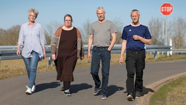 Anna Maria Dahlgaard, Charlotte Larsen, Lars Lassen og Lars Bøgh Pedersen er naboer til et kommende biogasanlæg ved Hobro - og de er kritiske.  <i>Arkivfoto: Bente Poder</i>
