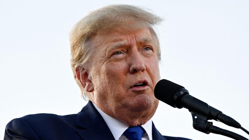 Justitsministeren i New York vil have udleveret dokumenter fra USA's tidligere præsident Donald Trump, men han har både modsat sig det og hævdet, at alt allerede er udleveret. Nu er han idømt dagbøder på 10.000 dollar, der skal sætte skub i sagerne. (Arkivfoto) <i>Gaelen Morse/Reuters</i>