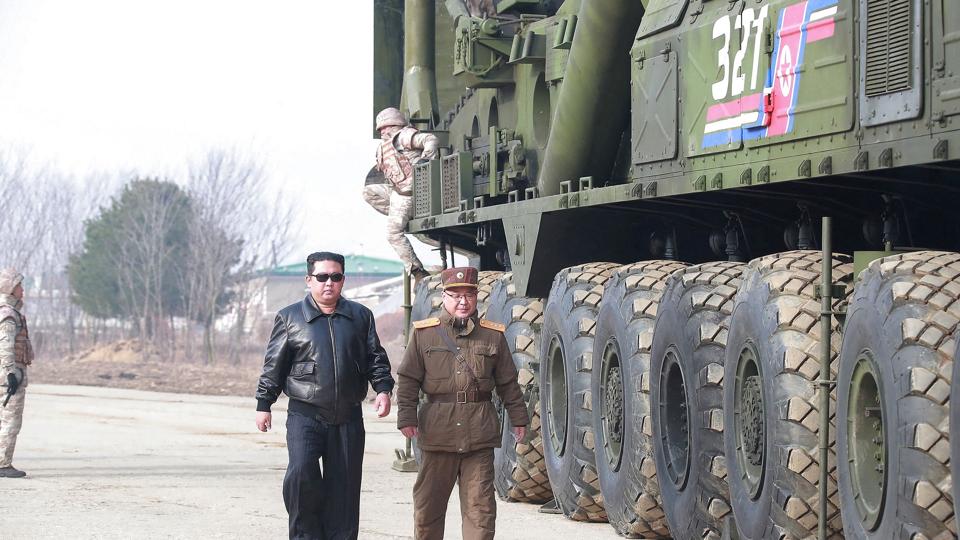 Den nordkoreanske leder, Kim Jong-un, ønsker at styrke og udvikle landets atomarsenal, siger han. (Arkivfoto). <i>KCNA/Reuters</i>