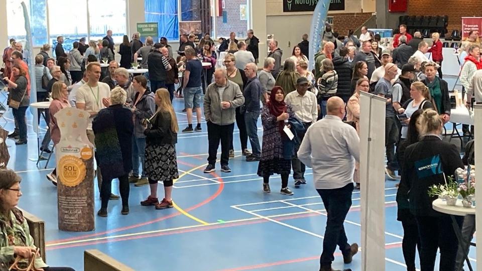 Der var trængsel på arbejdskraftmessen i Aabybro, hvor omkring 300 ledige og 18 virksomheder holdt stævnemøde. <i>Privatfoto</i>