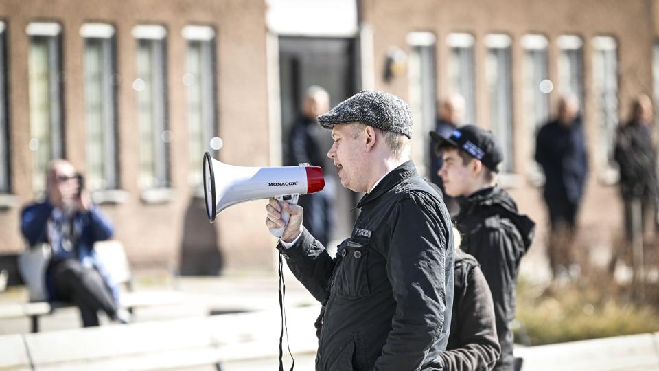 Rasmus Paludan skriver i sin ansøgning om at afholde demonstrationen, at han også vil medbringe en megafon. Her ses Paludan i påsken til en demonstration i Sverige. <i>10060 Henrik Montgomery/Tt/Ritzau Scanpix</i>