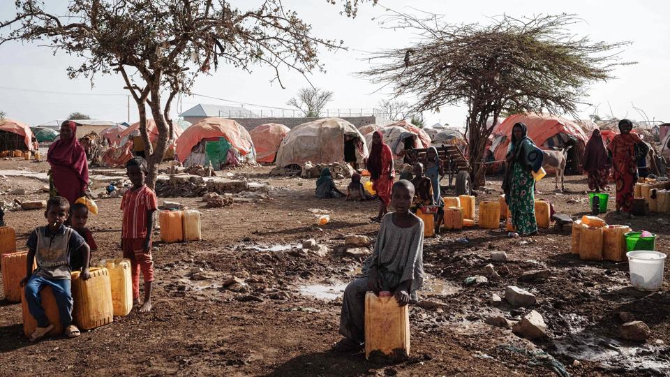 Fordrevne i Somalia venter på vand i en af de mange lejre for internt fordrevne. Dele af Somalia samt Kenya og Etiopien er ramt af den tørreste periode i over 40 år. <i>Yasuyoshi Chiba/Ritzau Scanpix</i>