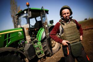 Ukrainske landmænd tager skudsikre veste på i marken