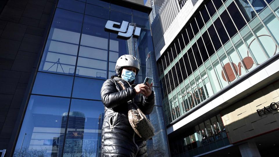 Kinesiske DJI er verdens største producent af droner til privatpersoner og virksomheder. (Arkivfoto). <i>Jade Gao/Ritzau Scanpix</i>