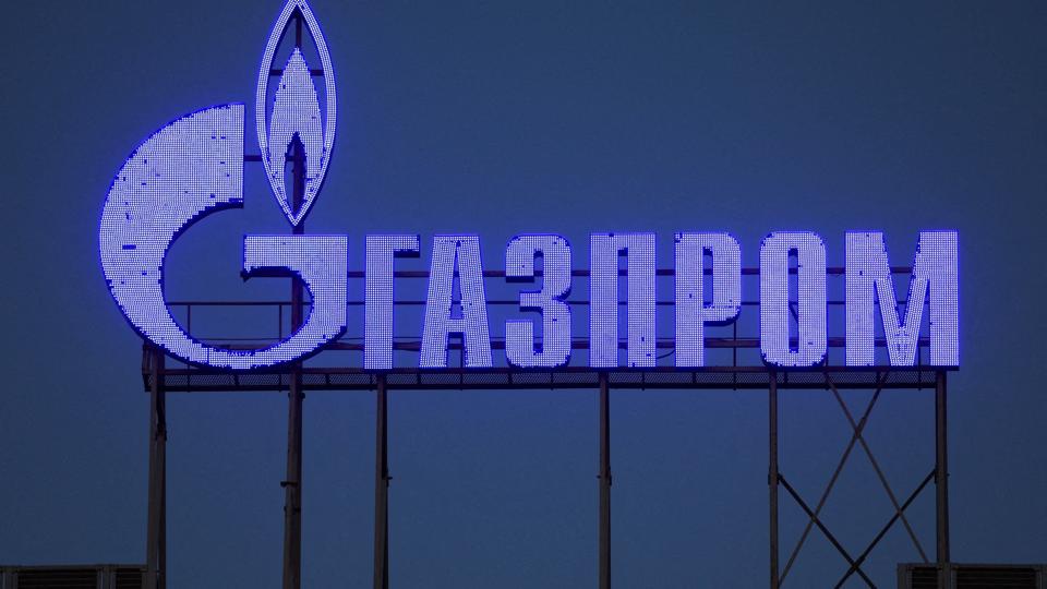 Gazproms logo på toppen af en bygning i den russiske by Skt. Petersborg. <i>Reuters/Reuters</i>