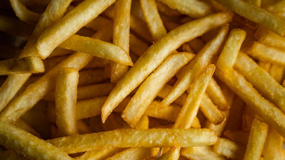 Tyske restauranter har måttet trække pommes frittes fra menukortet som følge af mangel på madolie. Det sker nok ikke i Danmark, vurderer fødevareøkonom. (Arkivfoto). <i>Emil Helms/Ritzau Scanpix</i>