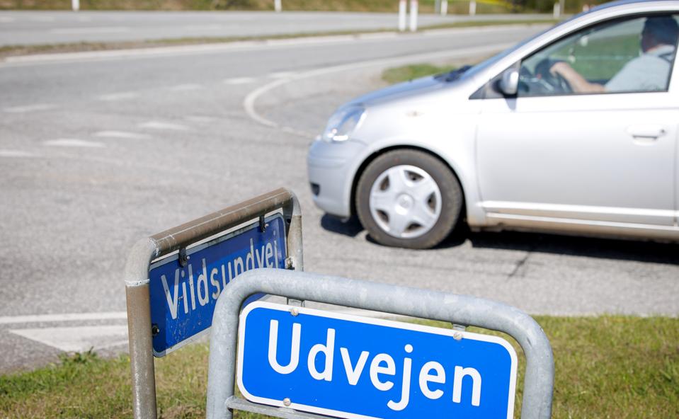 Udvejen for jobpendlere uden bil er at købe en og/eller indgå i en samkørsel med andre. Meget få i Morsø Kommune tager i dag bussen til og fra arbejde. <i>Foto: Bo Lehm</i>