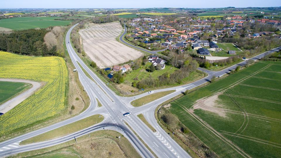 Rute 26 passerer tæt forbi Øster Jølby, og mange borgere er plaget af støj fra vejen. Der er desuden store problemer med at krydse den trafikerede hovedvej, fremgår det af høringssvar til Vejdirektoratet i forbindelse med den planlagte udvidelse af vejstrækningen over Mors og Thy. <i>Foto: Bo Lehm</i>
