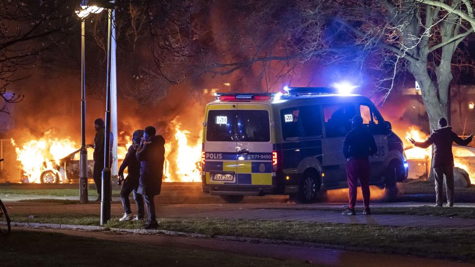 Påskens voldelige demonstrationer har fået svensk politi til at afvise flere Stram Kurs-vælgermøder. Her ses bilbrand i forbindelse med Rasmus Paludans demonstration i Malmø 17. april. <i>50090 Johan Nilsson/Tt/Ritzau Scanpix</i>