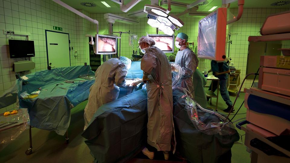Ifølge Lægeforeningen bør man se på en differentiering af behandlingsgarantien, så operationskapaciteten i sundhedsvæsenet udnyttes bedre og de mest krævende operationspatienter bliver behandlet hurtigere. (Arkivfoto). <i>Henning Bagger/Ritzau Scanpix</i>