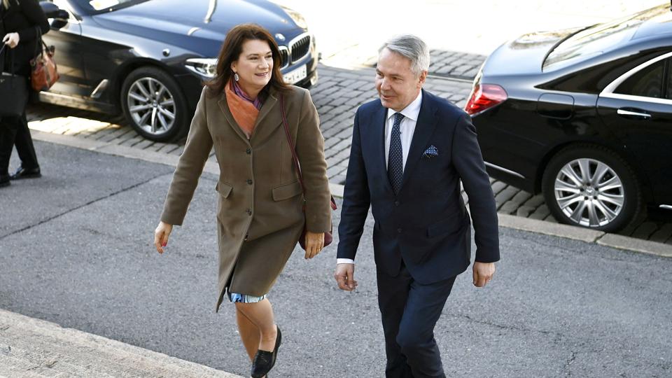 Finlands udenrigsminister, Pekka Haavisto (th), tager fredag i Helsinki imod sin svenske kollega, Ann Linde. Nato og medlemskab er den store overskrift for deres møde. <i>Lehtikuva/Reuters</i>