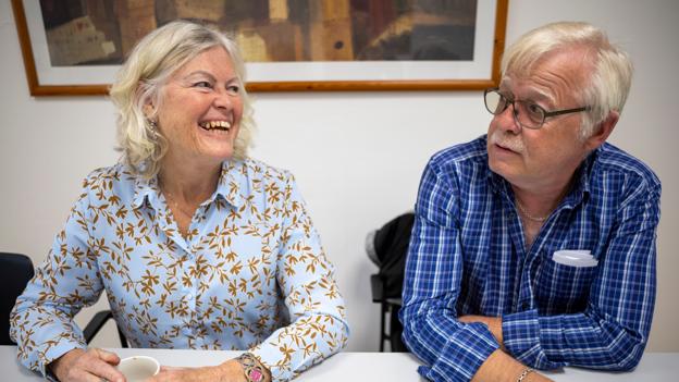 - Jeg ser sådan på det, at vi er ligeværdige. Jeg tror på næstekærlighed, siger Kirsten Bach, her i samtale med Henrik, som er beboer på Blå Kors Hjemmet.
