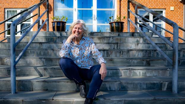 Kirsten Bach, Fru Glad, er en levende legende på Blå Kors Hjemmet i Hobro. - Jeg er så glad for at arbejde her og med mennesker, siger Kirsten Bach. 