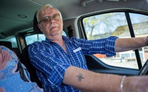 Henrik er chauffør i minibussen på Blå Kors Hjemmet i Hobro. Han sidder bag rattet, når beboerne skal på udflugt eller til tandlægen. For den indsats får Henrik en arbejdsdusør, som er en sidegevinst til hans pension. - Kirsten kan man altid komme til, siger Henrik.